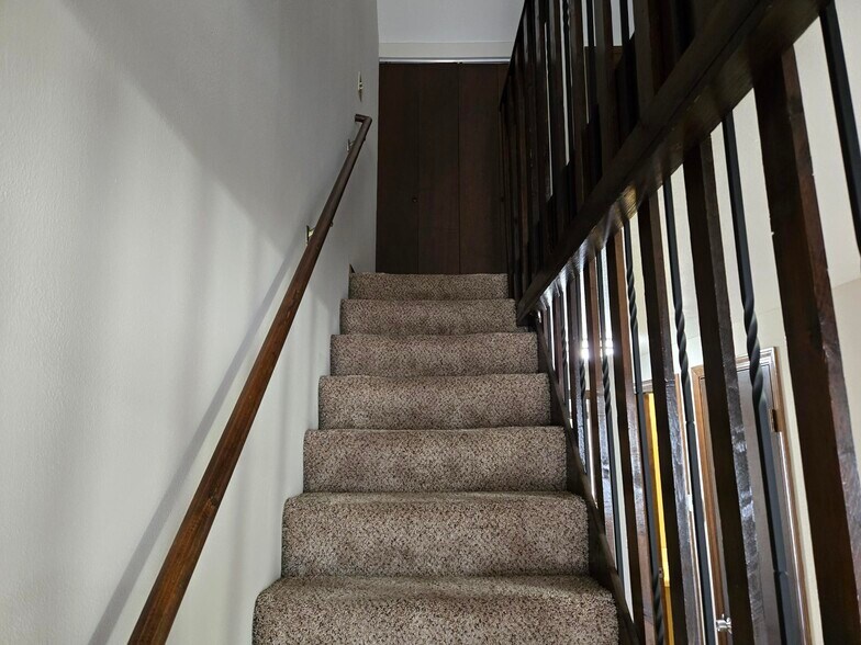 Building Photo - 11 Village Ct