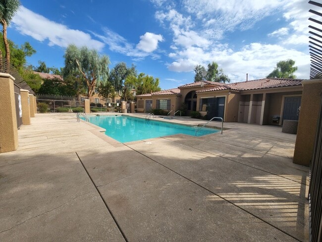 Building Photo - Beautifully Updated 2nd Floor-Condo 2BED/2...