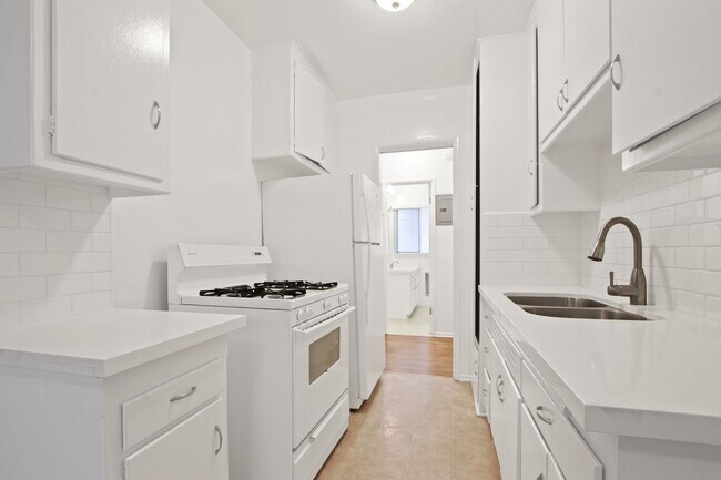 Building Photo - 500 California Ave, North of Wilshire in Santa Monica. 5 blocks to the beach