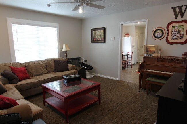 Building Photo - Beautiful 3 Bedroom Home in Orem!