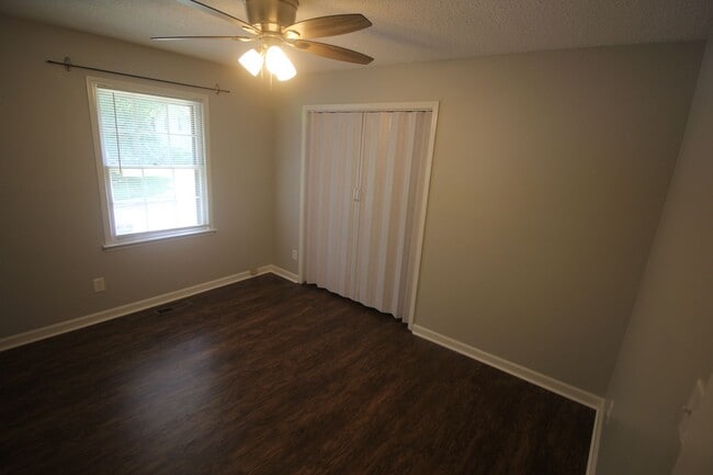 Building Photo - Move In Special!! 1/2 Off First Month's Re...