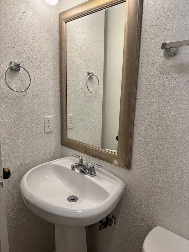 Building Photo - 10811 Richmond Ave.