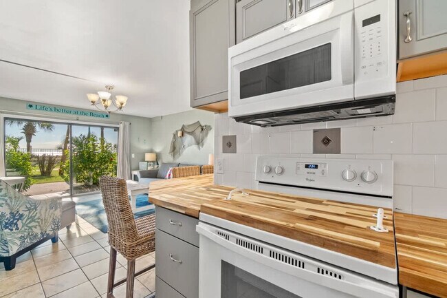 Building Photo - 8743 Thomas Dr