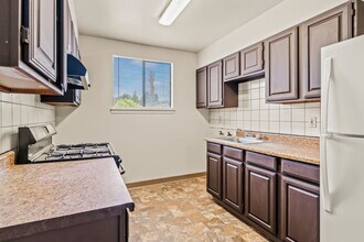 Building Photo - Freshly Updated 3 Bedroom: Utilities Paid,...
