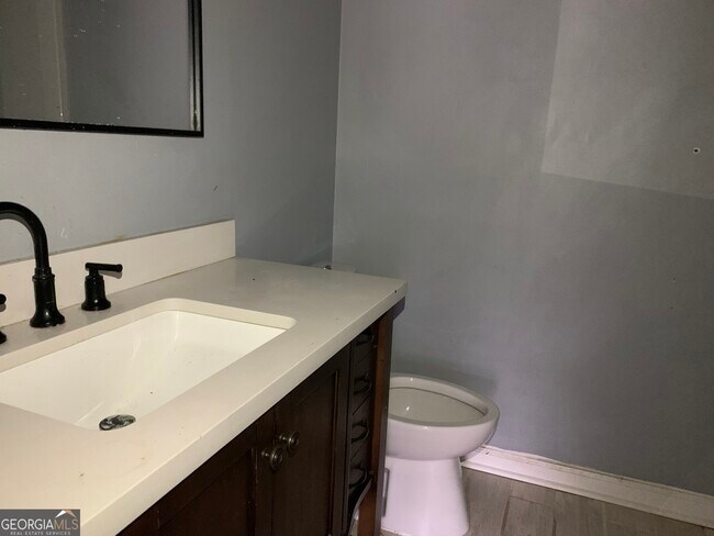 Building Photo - 95 Willowick Dr