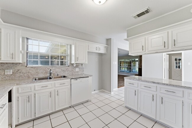 Building Photo - 18 Panorama Dr