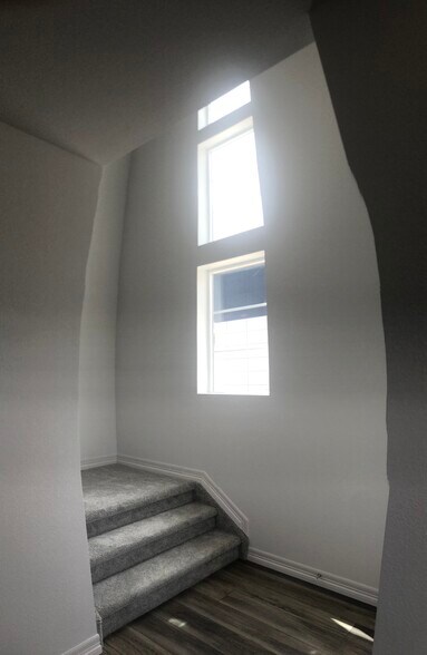 Cascading, large windows for optimum light! - 1881 Spring Water Pt