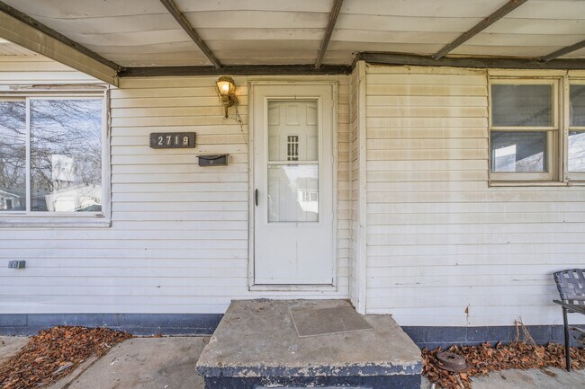 Building Photo - 2719 Dewey St