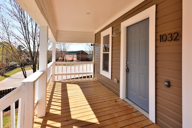 Building Photo - Charming One Bedroom Duplex