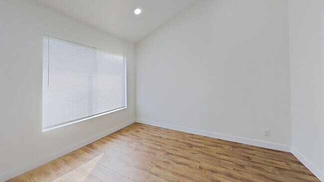 Building Photo - Newly Renovated 2 Bed / 2.5 Bath Townhome in North Hills