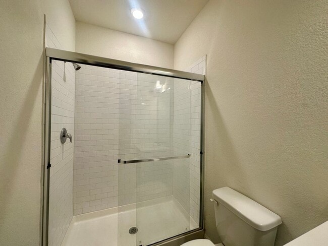 Building Photo - AVAILABLE NOW!!!