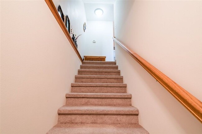 Building Photo - Must See!  2 Bedroom 2.5 Bath Condo