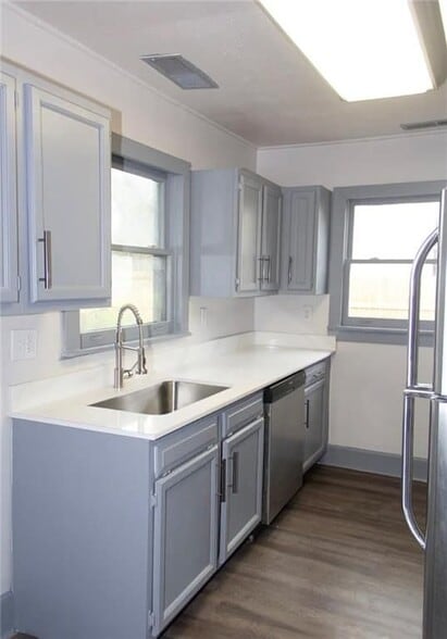 Building Photo - 2418 Crestview Ave
