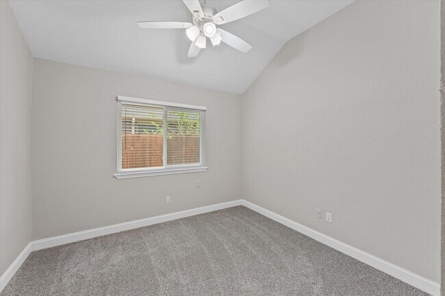 Building Photo - 670 Honeysuckle Ln
