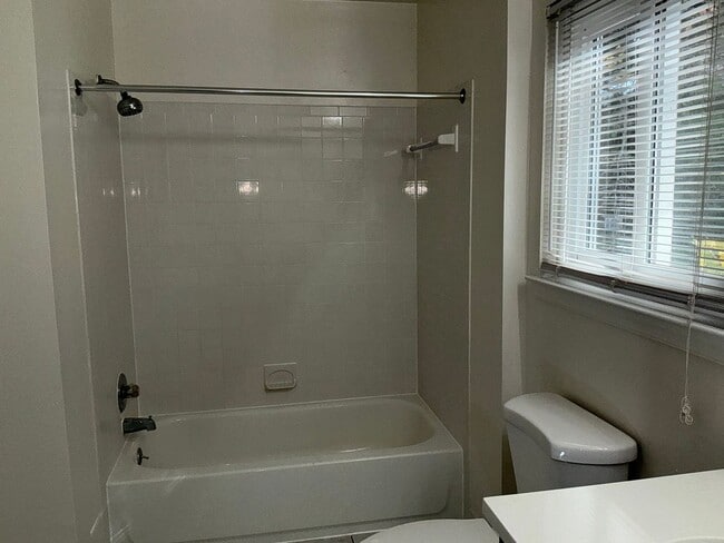 Building Photo - Very well maintained 4BR 2.5BA Colonial mo...