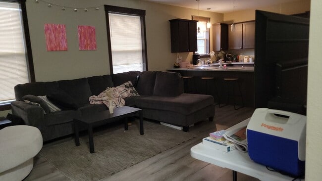 Building Photo - 5 Bed 3 Bath close to UWEC, bike trails, Carson Park, and The Sonnentag!