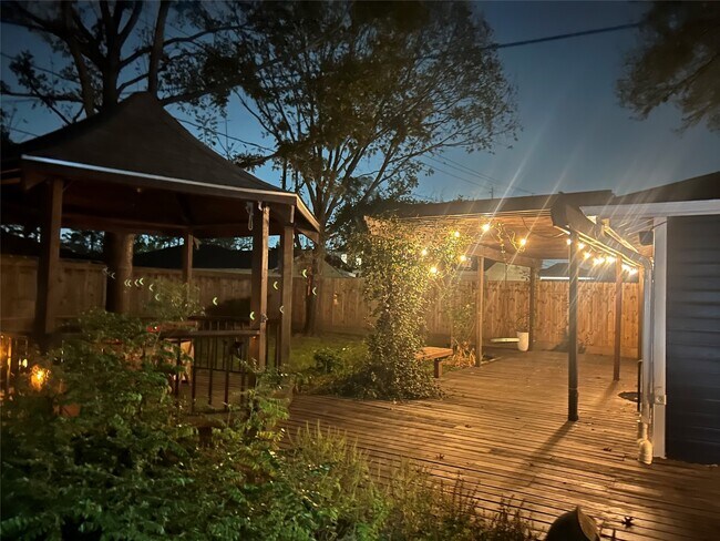 Building Photo - 1422 Gardenia Dr