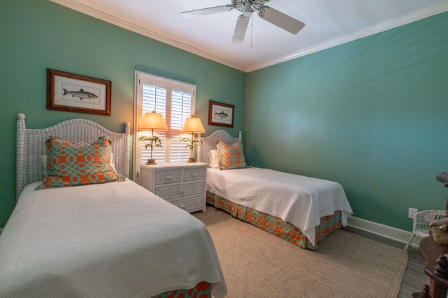 Building Photo - Available now! Top-Floor Bayfront Condo | 2BR · 2BA · Private Balcony · Pool & Wharf Access