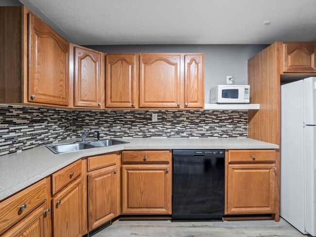 Building Photo - 524 Riverland Rd SE