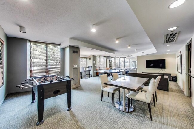 Building Photo - 400 N La Salle Dr