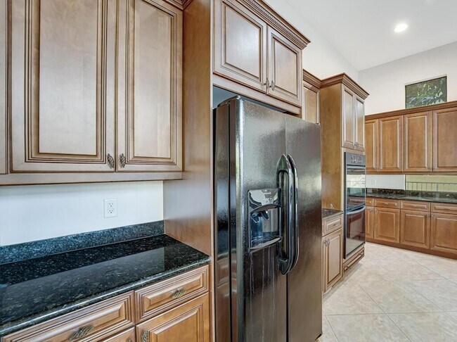 Building Photo - 10513 Versailles Blvd