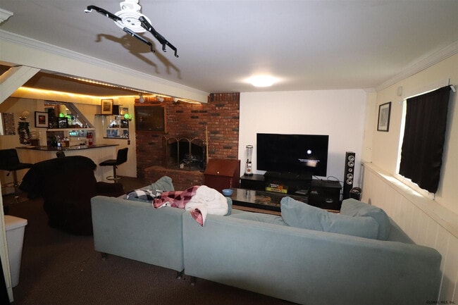 Building Photo - 8 Sweet Brier Dr