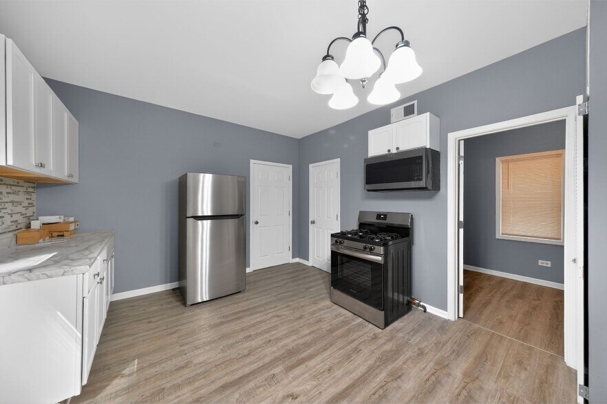 Building Photo - 8428 S Escanaba Ave