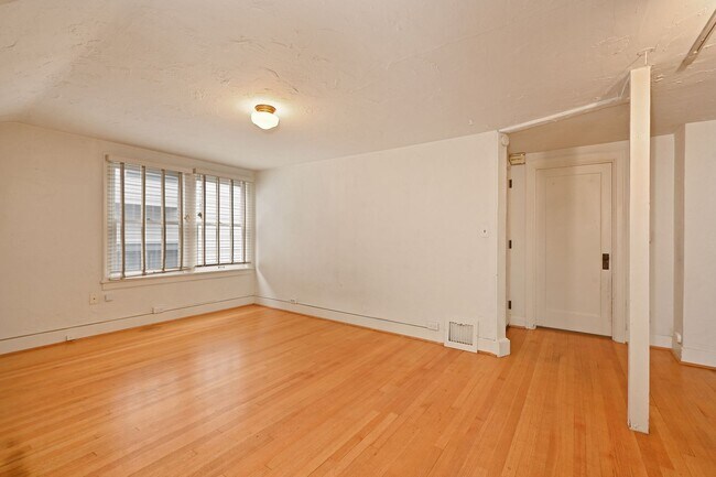 Building Photo - 1509 10th Ave W