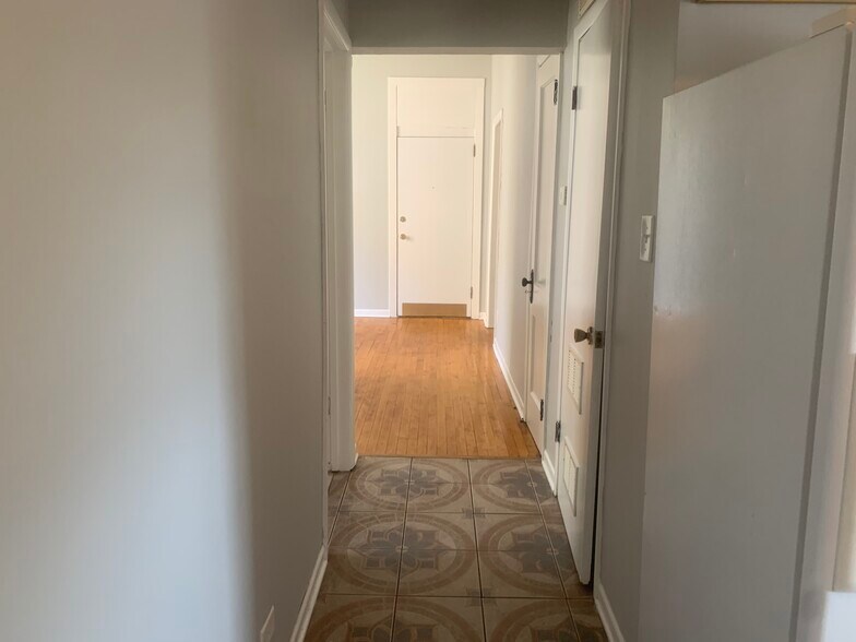 Building Photo - 1422 N Maplewood Ave