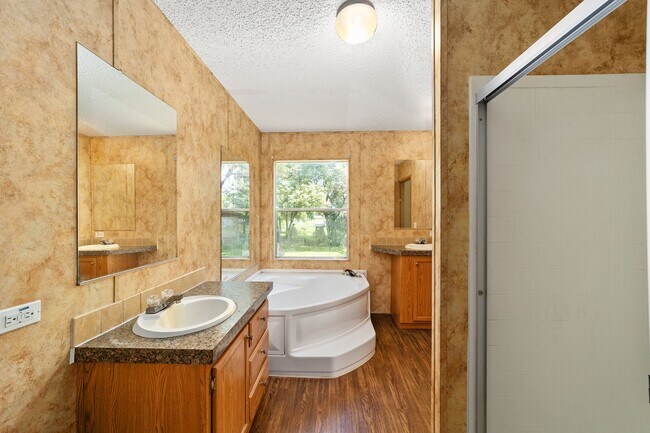 Building Photo - Spacious 3BR/2BA Home  Available Now!