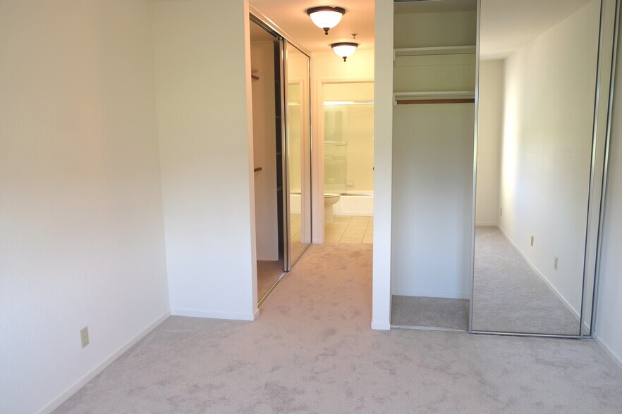 The other master bedroom (with 2 closets). Well lit - 300 Murchison Dr, #202