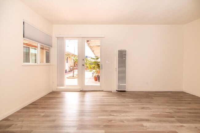 Building Photo - Refreshed 2 Bed/1 Bath in the Heart of Pacific Beach- Close to the Beach + Bay! REDUCED DEPOSIT $...
