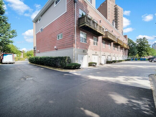 Building Photo - 4934 S Cornell Ave