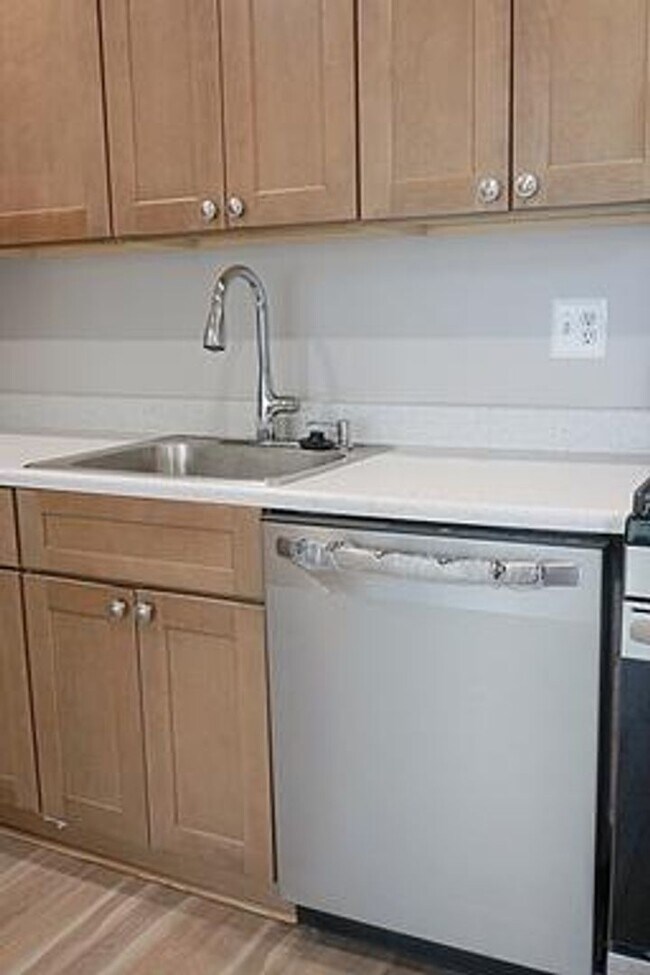 Building Photo - Beautifully Remodel Top-Level Condo!
