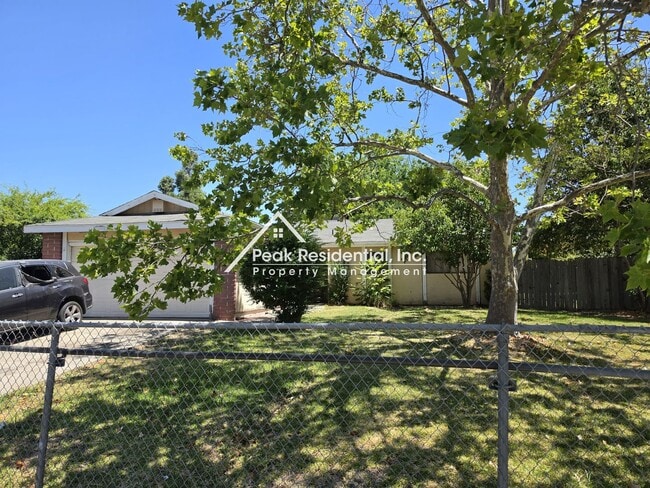 Building Photo - Cute 2bd/1ba Sacramento Duplex With 1-Car Garage