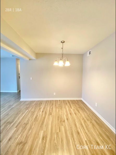 Building Photo - Updated Top Floor 2 Bedroom For Rent in Mi...