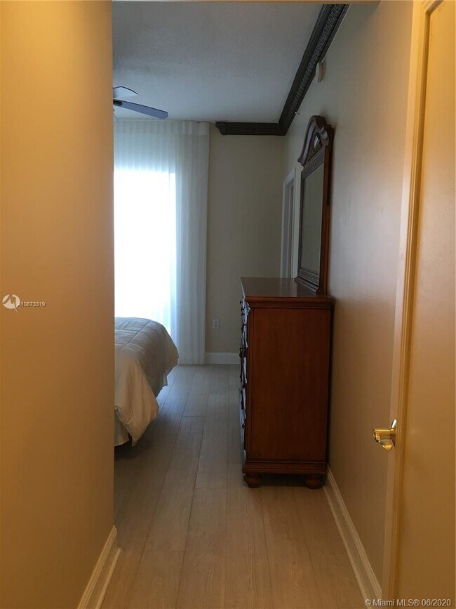 Building Photo - 100 S Birch Rd