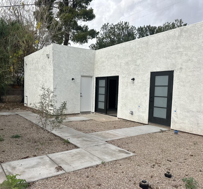 Building Photo - 1324 E Hall St