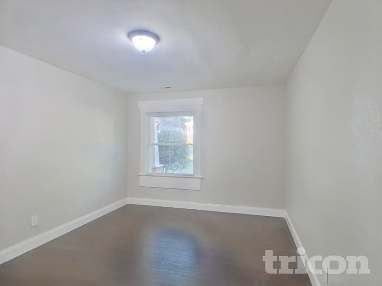 Building Photo - 1724 Logie Ave