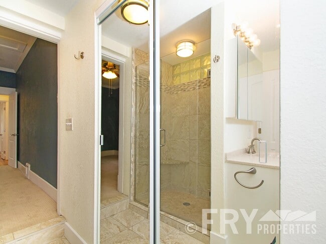 Building Photo - Classic bungalow with modern finishes in burgeoning Regis neighborhood.