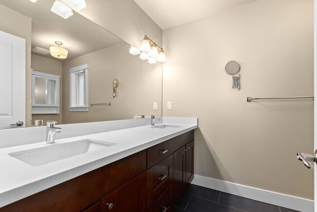 Building Photo - Gorgeous AIR CONDITIONED West Seattle Char...