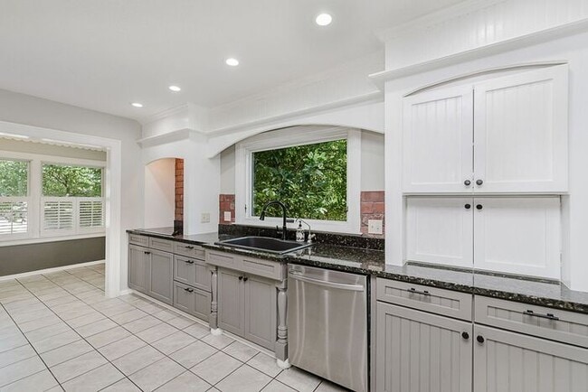 Building Photo - Elegant Updated Meridian-Kessler Home on E...