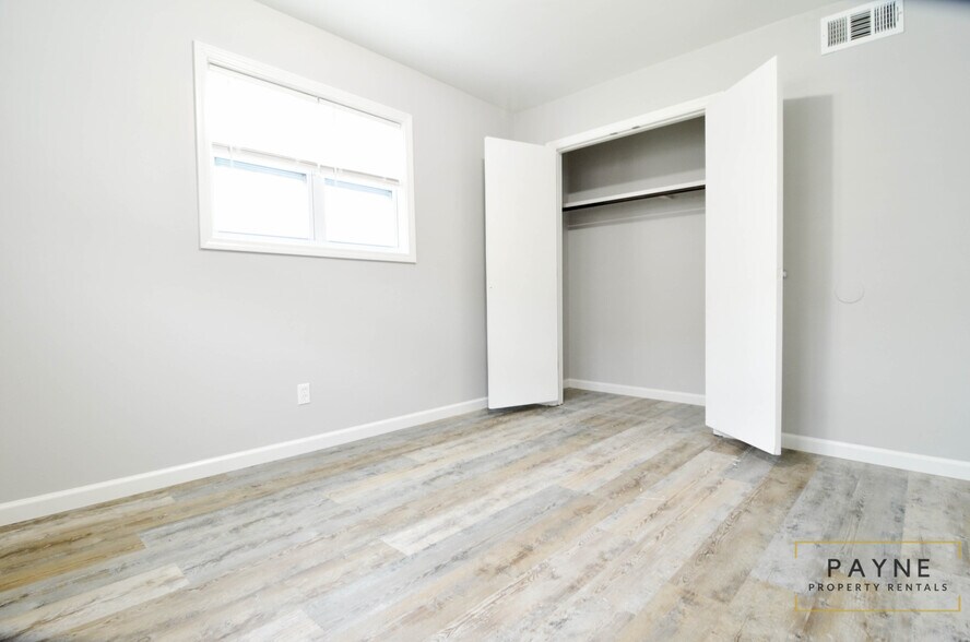 Building Photo - 4333 Rosemont Dr #B