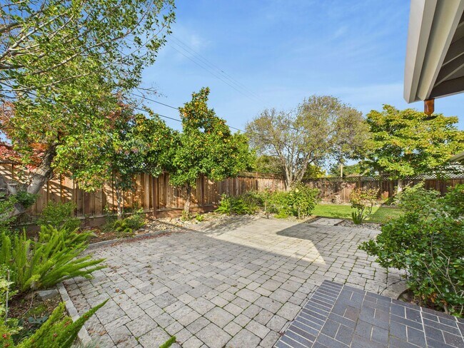 Building Photo - Stunning Turnkey Home in Cambrian!