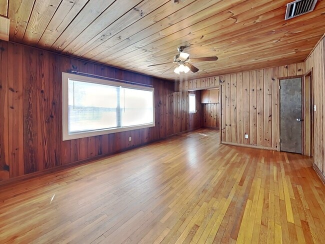 Building Photo - 1740 N Shore Terrace