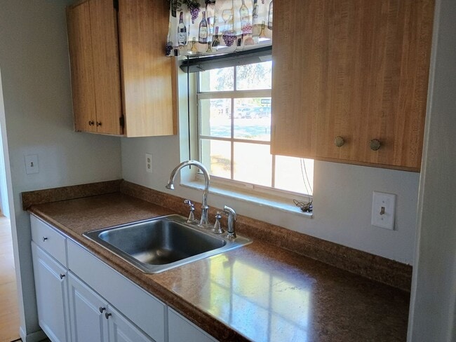 Building Photo - 2 bed 2 bath house for rent