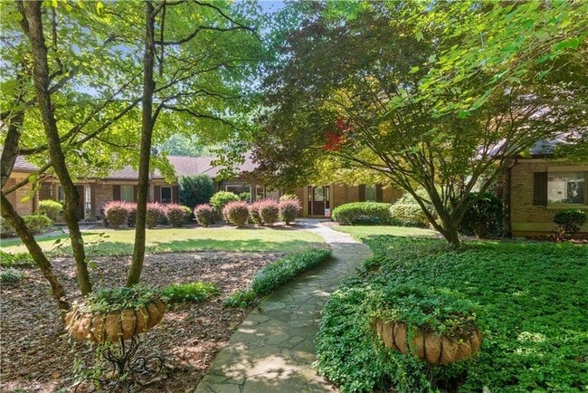 Building Photo - 15905 Westbrook Rd