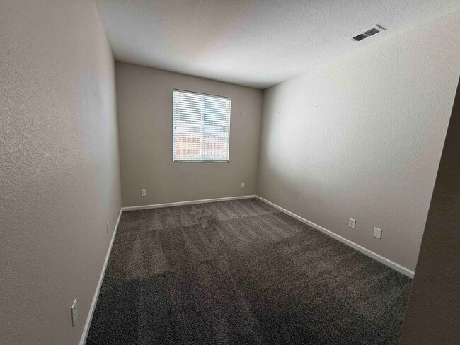 Building Photo - Great 4 Bedroom with Pool
