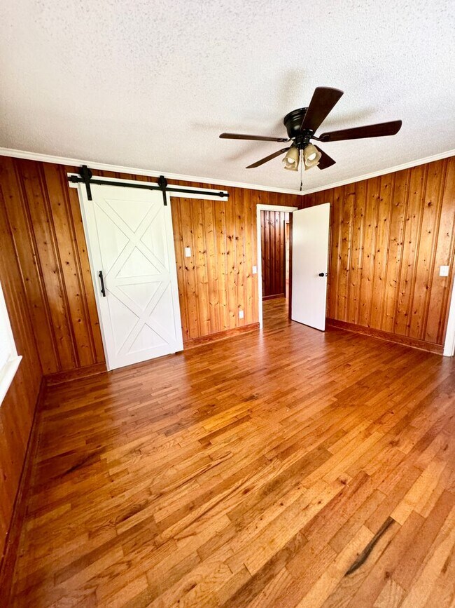Building Photo - Move in ready! Fully Renovated with attent...