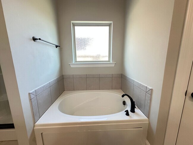 Building Photo - *$500 off FIRST MONTHS RENT MOVE IN SPECIAL* (LUCIEN FIELD ESTATES-SOUTHEAST SHREVEPORT-BEAUTIFUL...